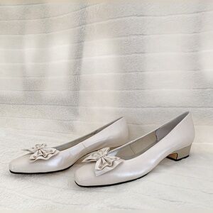 ROSS HOMMERSON Sz 9N Pearlized Cream Slip-On Shoe, Bow Detail